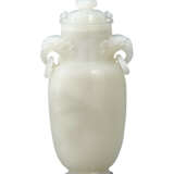 A CHINESE WHITE JADE VASE AND COVER - Foto 1