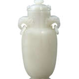 A CHINESE WHITE JADE VASE AND COVER - Foto 2