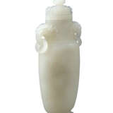 A CHINESE WHITE JADE VASE AND COVER - Foto 4