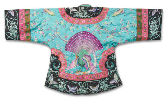 A CHINESE EMBROIDERED SILK SHORT ROBE - фото 3
