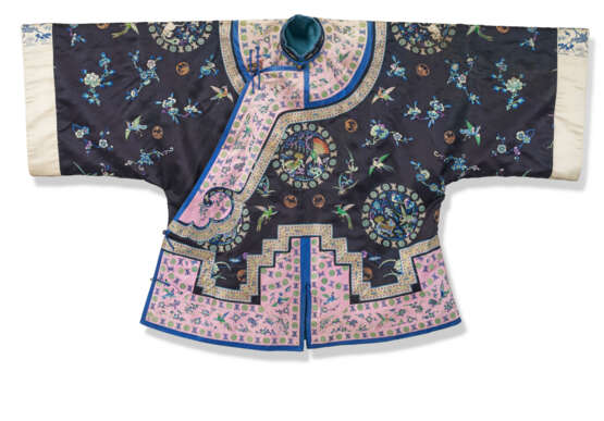 A CHINESE EMBROIDERED SILK SHORT ROBE - Foto 1