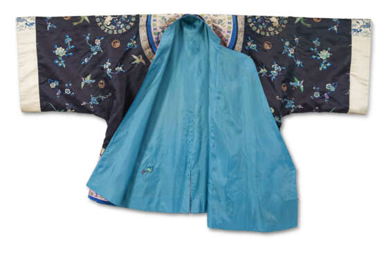 A CHINESE EMBROIDERED SILK SHORT ROBE - Foto 2