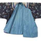 A CHINESE EMBROIDERED SILK SHORT ROBE - Foto 2