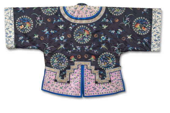 A CHINESE EMBROIDERED SILK SHORT ROBE - photo 3