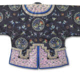 A CHINESE EMBROIDERED SILK SHORT ROBE - фото 3
