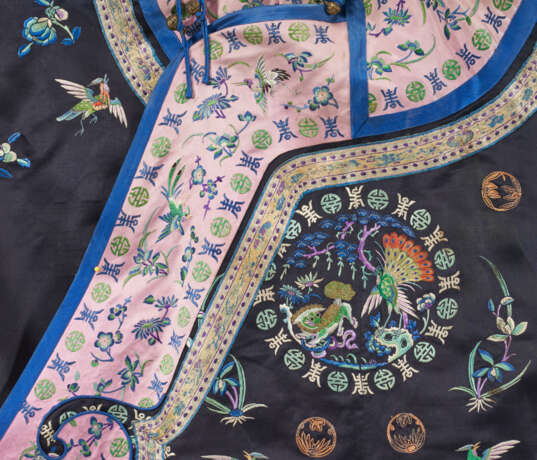 A CHINESE EMBROIDERED SILK SHORT ROBE - Foto 4