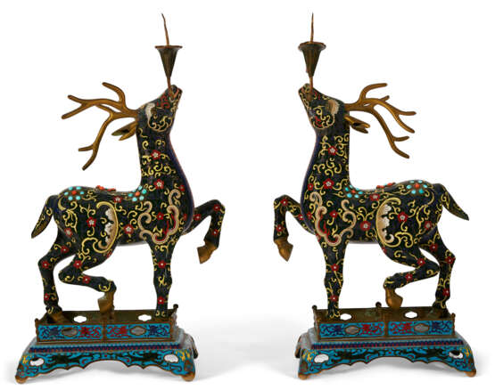 A PAIR OF CHINESE CLOISONNÉ ENAMEL DEER-FORM CANDLESTICKS - Foto 1