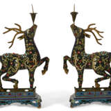 A PAIR OF CHINESE CLOISONNÉ ENAMEL DEER-FORM CANDLESTICKS - Foto 1