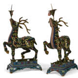 A PAIR OF CHINESE CLOISONNÉ ENAMEL DEER-FORM CANDLESTICKS - Foto 2