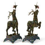 A PAIR OF CHINESE CLOISONNÉ ENAMEL DEER-FORM CANDLESTICKS - Foto 3