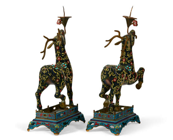 A PAIR OF CHINESE CLOISONNÉ ENAMEL DEER-FORM CANDLESTICKS - Foto 3