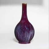 A CHINESE FLAMBÉ-GLAZED BOTTLE VASE - Foto 2