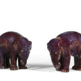 A PAIR OF CHINESE PORCELAIN FLAMBE-GLAZED ELEPHANTS - Foto 1