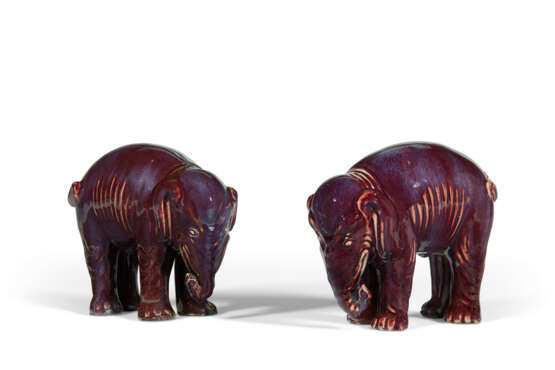 A PAIR OF CHINESE PORCELAIN FLAMBE-GLAZED ELEPHANTS - Foto 1