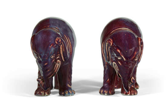 A PAIR OF CHINESE PORCELAIN FLAMBE-GLAZED ELEPHANTS - Foto 2