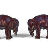 A PAIR OF CHINESE PORCELAIN FLAMBE-GLAZED ELEPHANTS - Foto 3