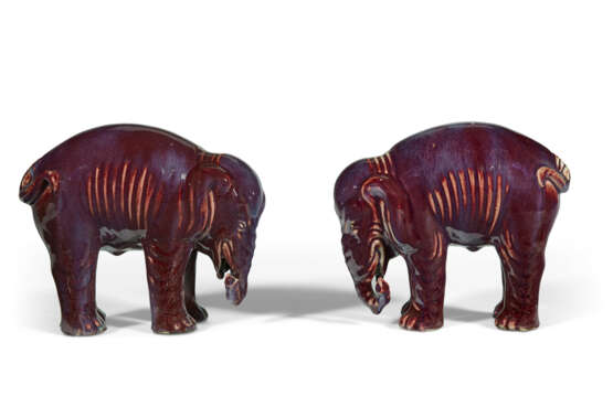 A PAIR OF CHINESE PORCELAIN FLAMBE-GLAZED ELEPHANTS - Foto 3