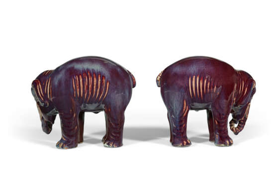 A PAIR OF CHINESE PORCELAIN FLAMBE-GLAZED ELEPHANTS - Foto 4