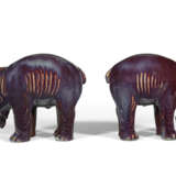 A PAIR OF CHINESE PORCELAIN FLAMBE-GLAZED ELEPHANTS - Foto 4