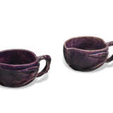 A PAIR OF CHINESE AUBERGINE-GLAZED PEACH-FORM LIBATION CUPS - Foto 2