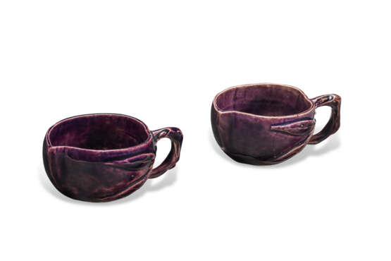 A PAIR OF CHINESE AUBERGINE-GLAZED PEACH-FORM LIBATION CUPS - Foto 2