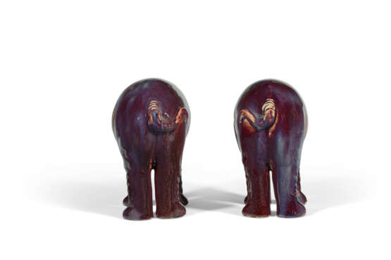 A PAIR OF CHINESE PORCELAIN FLAMBE-GLAZED ELEPHANTS - Foto 5