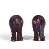 A PAIR OF CHINESE PORCELAIN FLAMBE-GLAZED ELEPHANTS - Foto 5