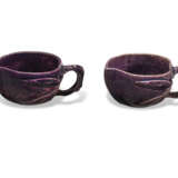 A PAIR OF CHINESE AUBERGINE-GLAZED PEACH-FORM LIBATION CUPS - Foto 3