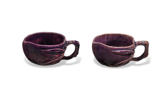 A PAIR OF CHINESE AUBERGINE-GLAZED PEACH-FORM LIBATION CUPS - Foto 3