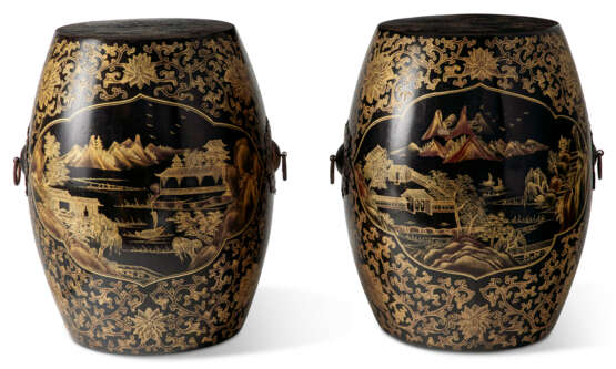 A PAIR OF CHINESE EXPORT GILT-DECORATED BLACK-LACQUERED WOOD BARREL-FORM GARDEN SEATS - Foto 2