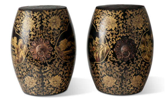 A PAIR OF CHINESE EXPORT GILT-DECORATED BLACK-LACQUERED WOOD BARREL-FORM GARDEN SEATS - photo 3