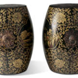 A PAIR OF CHINESE EXPORT GILT-DECORATED BLACK-LACQUERED WOOD BARREL-FORM GARDEN SEATS - Foto 3