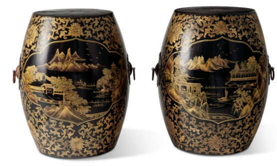 A PAIR OF CHINESE EXPORT GILT-DECORATED BLACK-LACQUERED WOOD BARREL-FORM GARDEN SEATS - Foto 4