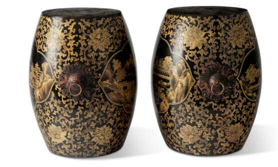 A PAIR OF CHINESE EXPORT GILT-DECORATED BLACK-LACQUERED WOOD BARREL-FORM GARDEN SEATS - фото 5