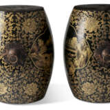 A PAIR OF CHINESE EXPORT GILT-DECORATED BLACK-LACQUERED WOOD BARREL-FORM GARDEN SEATS - фото 5