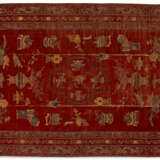 A CHINESE CINNAMON-GROUND VOIDED SILK VELVET CARPET - Foto 1