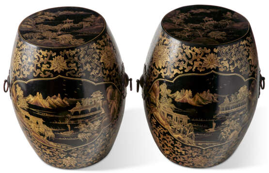 A PAIR OF CHINESE EXPORT GILT-DECORATED BLACK-LACQUERED WOOD BARREL-FORM GARDEN SEATS - Foto 6