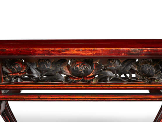 A CHINESE RED AND BLACK-LACQUERED WOOD LOW TABLE - Foto 4