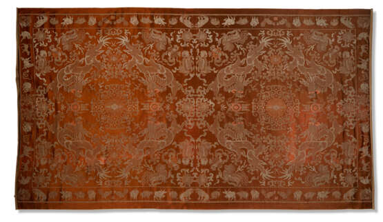 A PANEL OF CHINESE COPPER TONED SILK SATIN AND METALLIC BROCADE - Foto 2