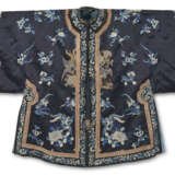 TWO CHINESE EMBROIDERED SILK INFORMAL ROBES - Foto 1