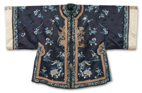 TWO CHINESE EMBROIDERED SILK INFORMAL ROBES - Foto 1