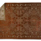 A PANEL OF CHINESE COPPER TONED SILK SATIN AND METALLIC BROCADE - Foto 3