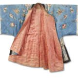 TWO CHINESE EMBROIDERED SILK INFORMAL ROBES - фото 3