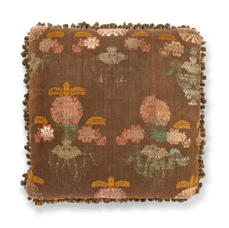 FIVE PILLOWS INCORPORATING CHINESE EXPORT TEXTILES - photo 3