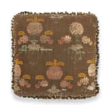 FIVE PILLOWS INCORPORATING CHINESE EXPORT TEXTILES - Foto 4