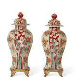A PAIR OF ORMOLU-MOUNTED JAPANESE IMARI PORCELAIN VASES AND COVERS - фото 1