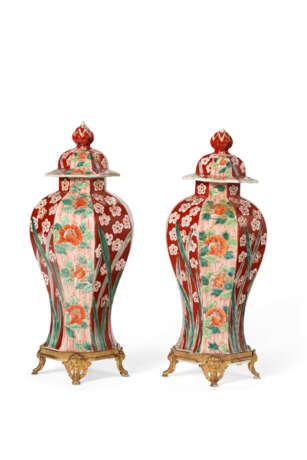 A PAIR OF ORMOLU-MOUNTED JAPANESE IMARI PORCELAIN VASES AND COVERS - Foto 2