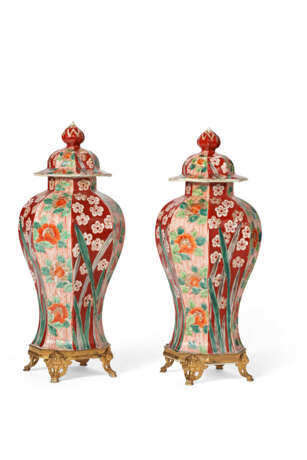 A PAIR OF ORMOLU-MOUNTED JAPANESE IMARI PORCELAIN VASES AND COVERS - фото 3