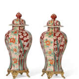 A PAIR OF ORMOLU-MOUNTED JAPANESE IMARI PORCELAIN VASES AND COVERS - Foto 3