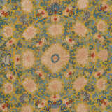 A CHINESE SILK IMPERIAL YELLOW-GROUND KESI THRONE SEAT COVER - Foto 1